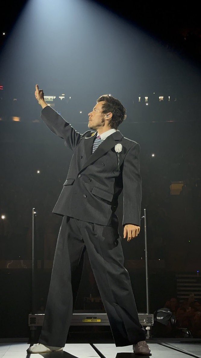 hsdtogethertour's tweet photo. Harry on stage at Madison Square Garden in New York City - September 11 (via @G4YBEYBABY) https://t.co/fNYpl1S9AQ