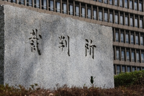 livedoornews's tweet photo. 【有罪判決】仮眠中の20代女性店員に無理やりキス、50代男に裁判官が厳しく叱責
https://t.co/92W4kuwyDS

客だった被告は飲食店の従業員控室に入り、眠っていた女性にキスをしたという。被告側は娘を証人に立たせ生活監督の誓約をさせたが、裁判官は「この事件で被害者を2人生んでいる」と叱責した。 https://t.co/U8Gw4PzzUT