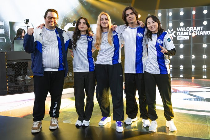 Defylol1's tweet photo. Desde o começo do ano, eu nem ligava para mais nada de torcidas nem nada, mas esse time aqui conseguiu me fazer torcer e me trouxe felicidades esse ano.

Obrigado por tudo. 
#LIVEEVIL 💙 https://t.co/lpRq6oiiVV