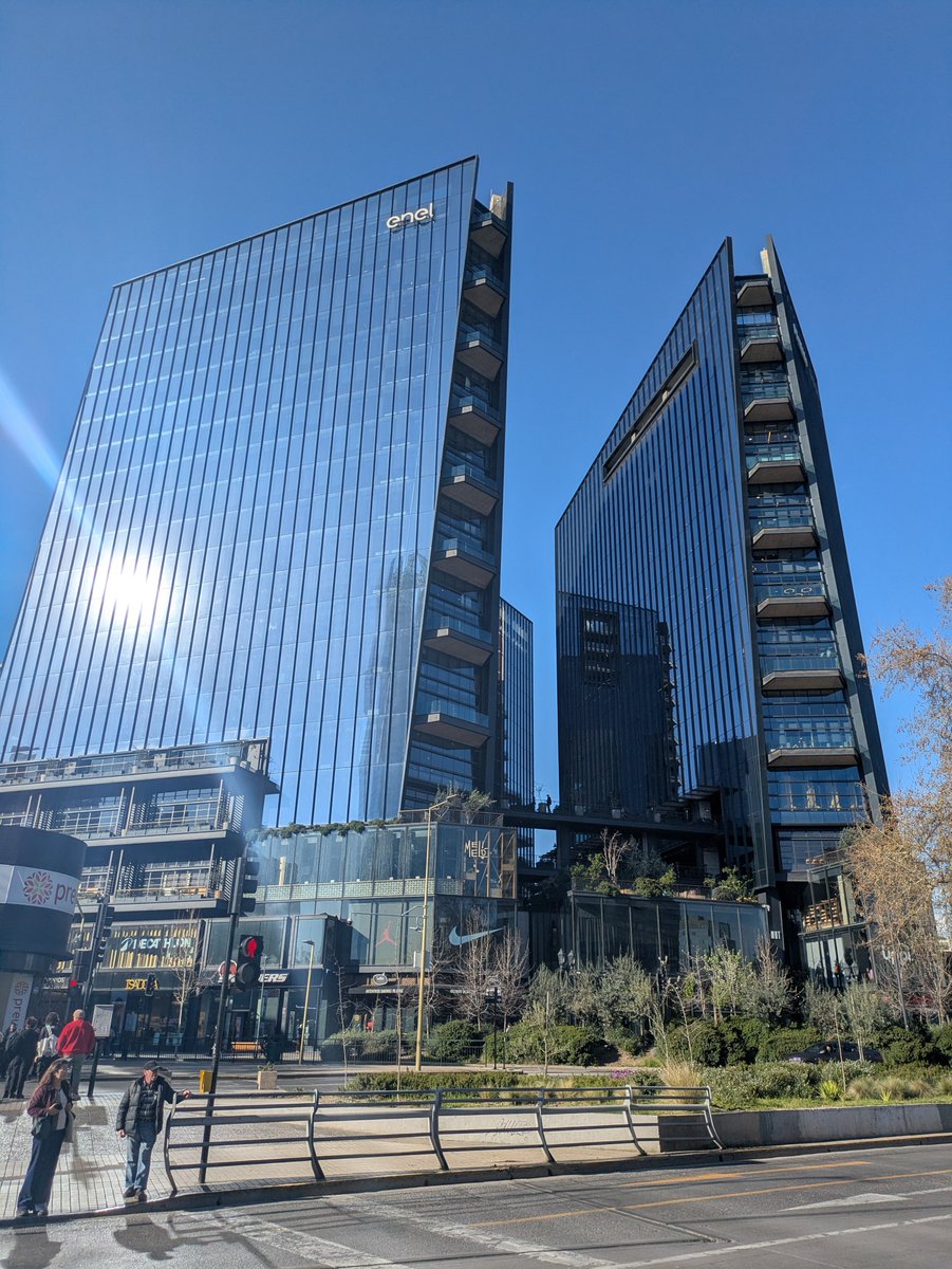 AdrianAdriasola's tweet photo. This is a mall in Chile btw https://t.co/l2KuJEATyN