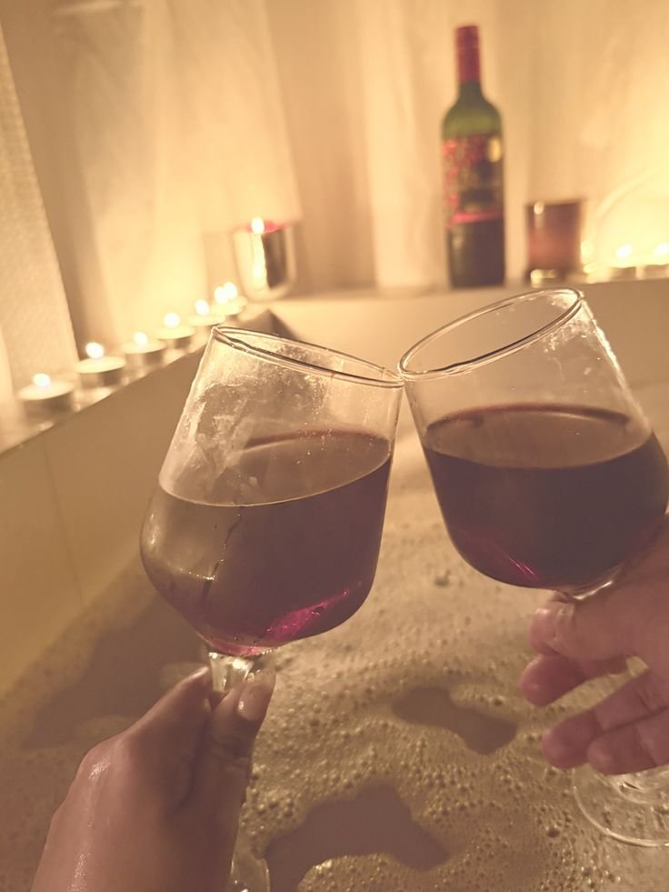 Nick_LancasterM's tweet photo. Banho relaxante, velas aromáticas e um vinho romântico com meu amor 😍 https://t.co/erqQoh8N0j