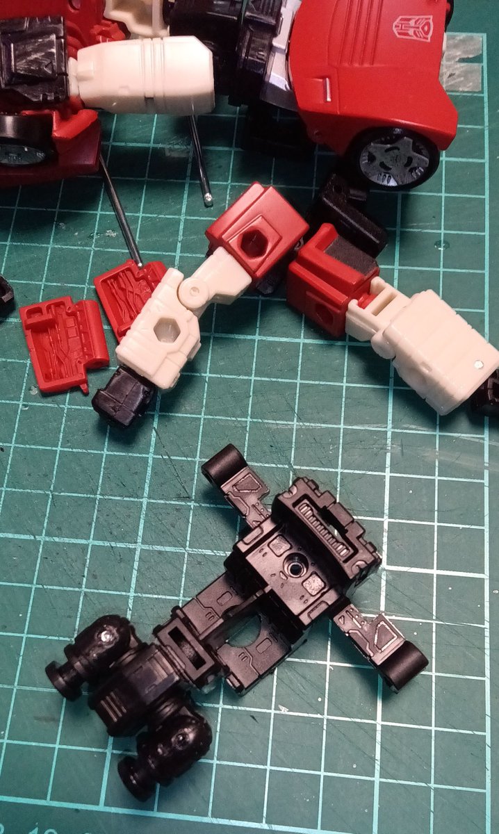 godzinrai's tweet photo. ちなみにシージ版とキングダム版でフレームは共通で外装を変えてるだけということがよく分かりました。リデコにはいつも感心します。
#トランスフォーマー https://t.co/m1dFw1TXfH