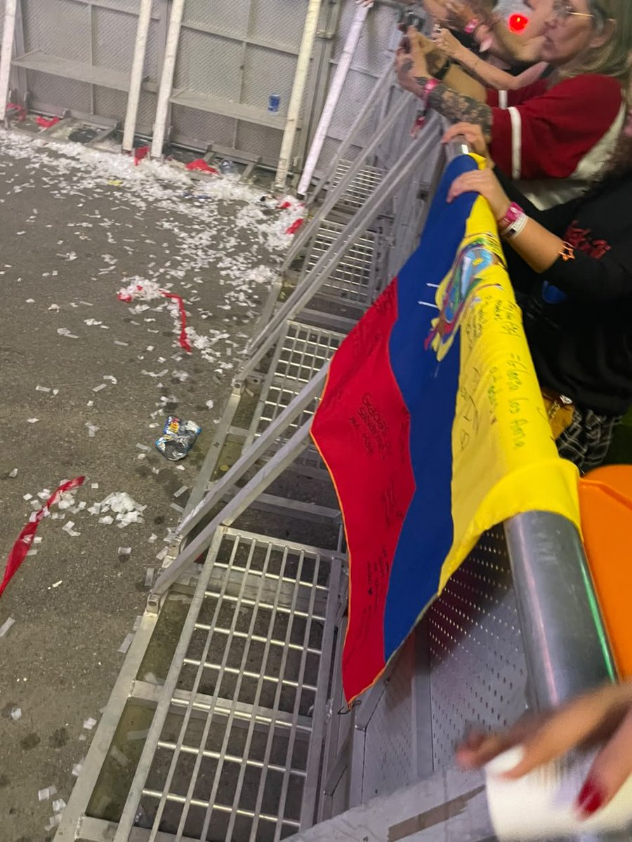 linawhxt_'s tweet photo. Bandera de Ecuador en barricada del rock in rio AMENNN (la foto es de una amiga)

STRAY KIDS FAZ HISTÓRIA NO ROCK IN RIO 
#OPalcoMundoÉDoStrayKids
#StrayKidsNoRockinRio @Stray_Kids https://t.co/Ai4tnPiY6Y