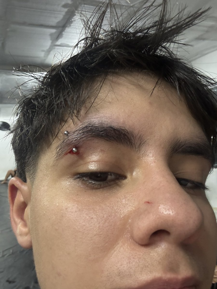 castesao's tweet photo. to com vontade de chorar porque n da pra lutar jiu jitsu e ter piercing na sobrancelha eu to amando o jiu jitsu mas eu amo meu piercing e agora so resta me matar https://t.co/oXLN8LmTtx