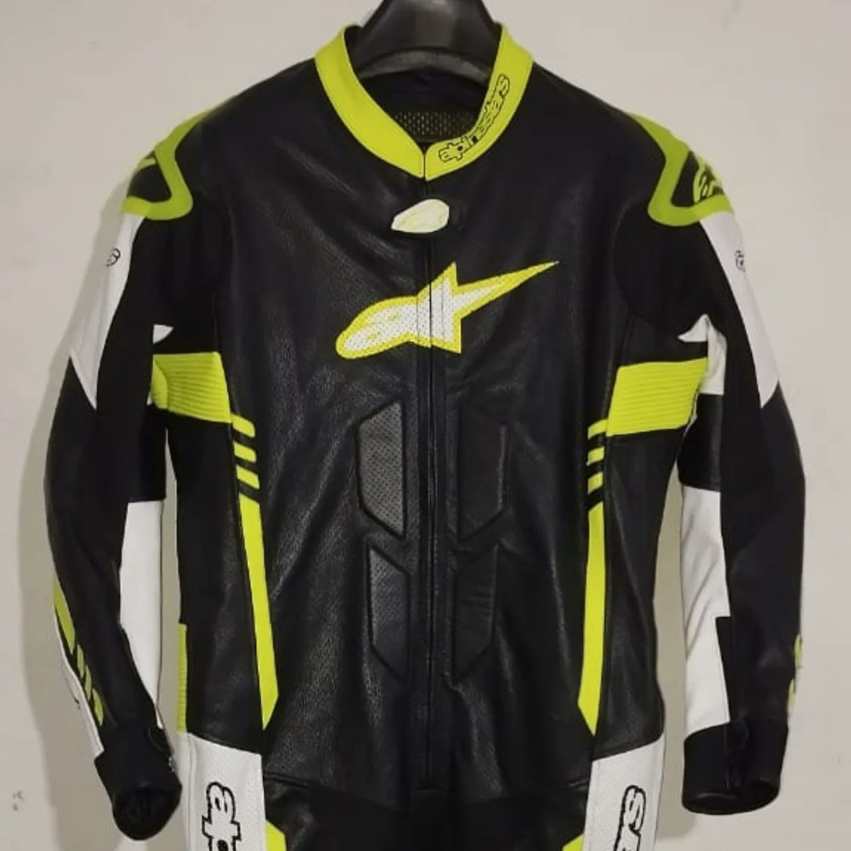 JeneeLalkaefz's tweet photo. SHABIANZ SPORTS

We manufacture custom leather suits with free worldwide shipping. 1. 3mm leather thickness, YKK original zippers, free custom logos, sizing and designs, removable CE-approved padding, mesh inner lining, perforation options, and https://t.co/tTobsaFkbv