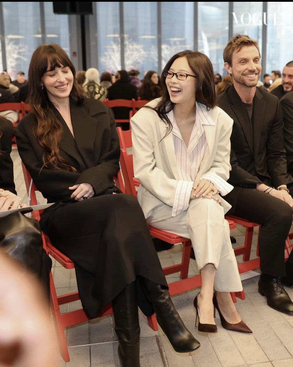 thisisnichapat's tweet photo. Last time Jennie, this time LingLing! Lingling is seated next to David Savman, Global Brand President of Calvin Klein! The most major seat basically! https://t.co/Wb5iWfWNyD
