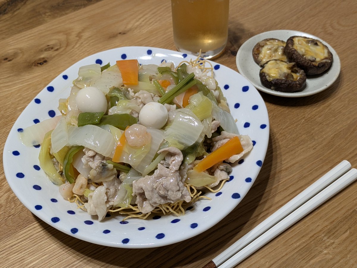 takahaccc's tweet photo. 皿うどん、しいたけのチーズ焼き

昨日の晩ごはん！
金曜日はせがれの習い事があるのでバタバタ… 帰ってすぐ温めたら食べられるものにしてる！

#おうちごはん #料理 #晩ごはん #料理好きな人と繋がりたい  #お腹ペコリン部  #自炊記録  #皿うどん https://t.co/zjt5hz1Qip
