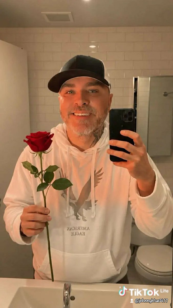 Johnnywblu's tweet photo. Hi baby I got you this flower hope you don't mind me 🥰 I love you ❤ 

#usa https://t.co/mHFzGCskpP