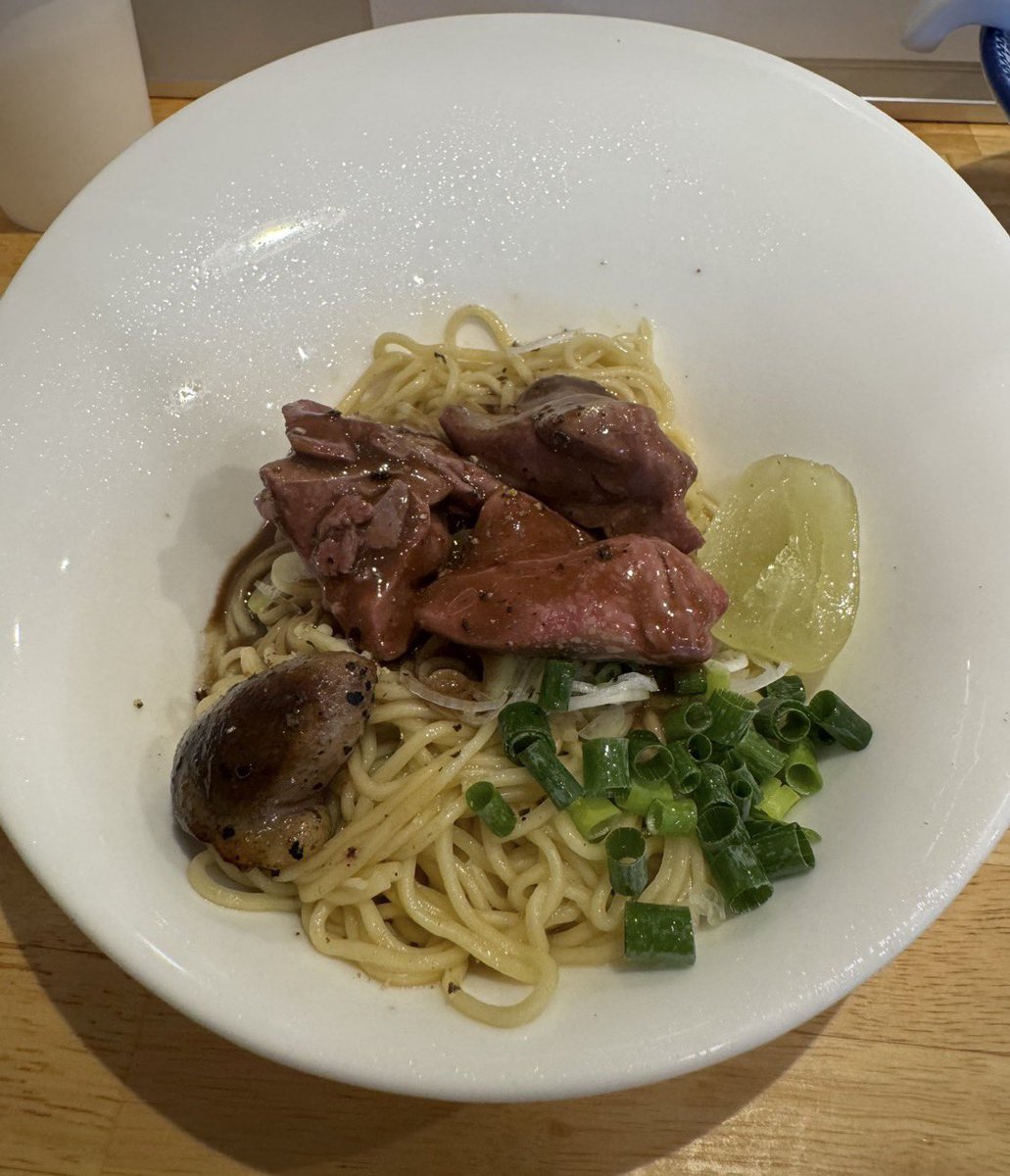 hishio_matusiro's tweet photo. 9/12(土)
11:30〜14:30ラストオーダー

本日の限定
『味麗豚のバラ巻チャーシュー麺　にごりバージョン』¥1400

大葉と青唐辛子の醬(ジャン)が添えてありますので最後の方で溶いてお召し上がりください。

本日の限定和え玉
『白レバーの和え玉』¥500 https://t.co/HkFGENUqG3