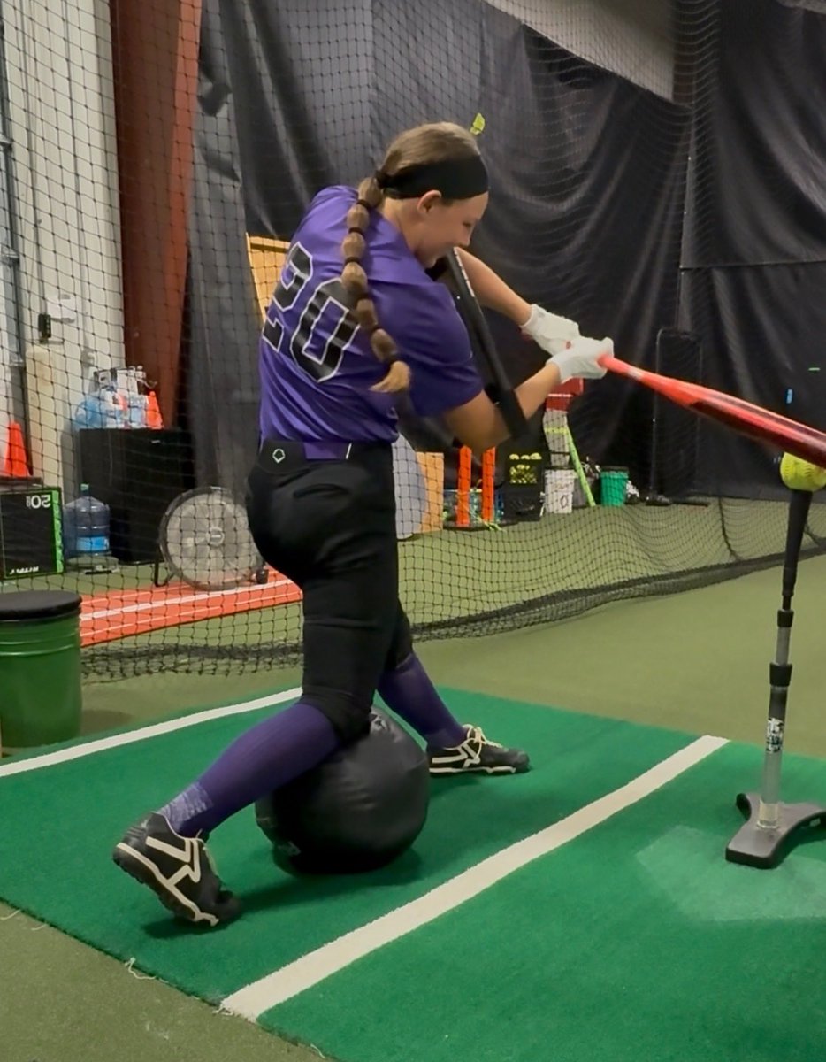 MakWheeler2030's tweet photo. Working hard to improve my game 🥎💜 Little things matter. #softball #classof2030 #hitting https://t.co/WneP1qY5EV