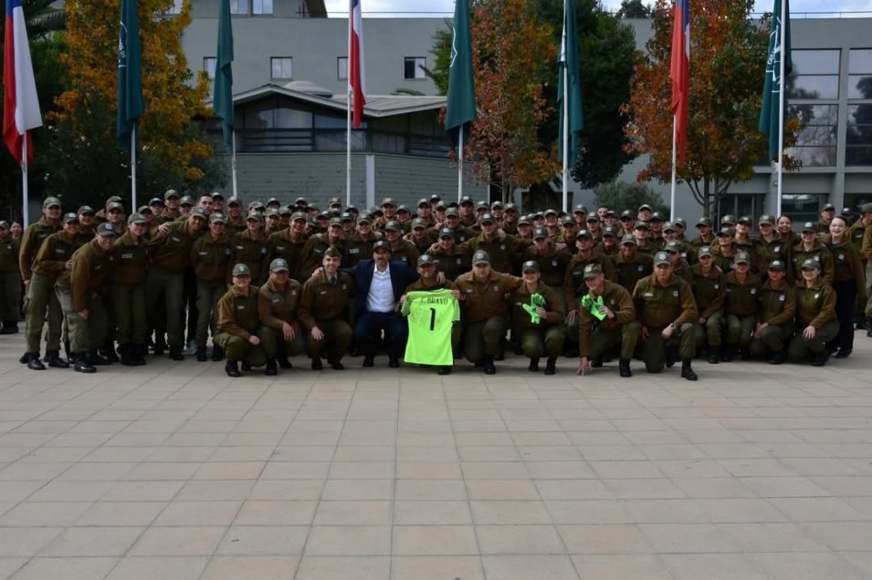 LarryLu20942400's tweet photo. El video de Claudio Bravo que dejó ladrando a los fascistas de ultraizquierda.
Bravo volvió a publicar éste 11/09,un video de una charla motivacional y homenaje que se realizó en la ESFOCAR de carabineros,el 5 de mayo 2026.
"Un reconocimiento a quienes trabajan por chile",agregó https://t.co/gWBU7lcF7q