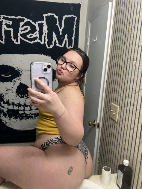 Jamiethicc77's tweet photo. Black or zebra print??? Active for my gooners deals all night in the DMs and available for sessions and calls #buyingcontent #onlyfans #nsfwtwtًً https://t.co/vfmy1oJNcE