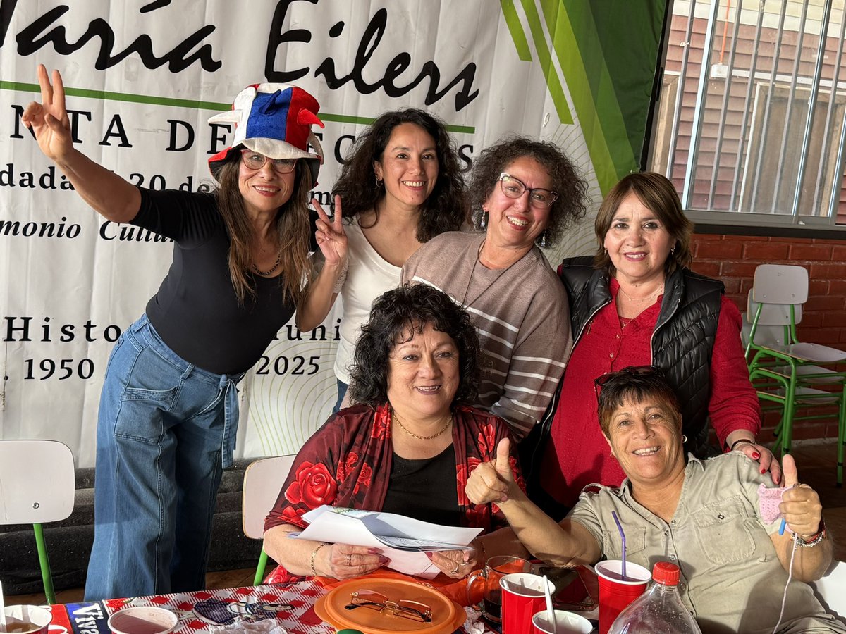 EilersJunta's tweet photo. 🇨🇱 ¡Orgullo de barrio! El Centro de Damas María Eilers Riveros celebró Fiestas Patrias y sus 10 años de historia y amistad.
Además, confirman nuevo taller textil municipal desde el 25/09 gracias al apoyo de @MunicipioValpo, @CamilaNietoH y la gestión del @Lukascaceresc5 . 👏✨ https://t.co/JSWAFy4aak
