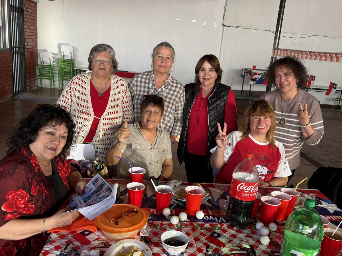 EilersJunta's tweet photo. 🇨🇱 ¡Orgullo de barrio! El Centro de Damas María Eilers Riveros celebró Fiestas Patrias y sus 10 años de historia y amistad.
Además, confirman nuevo taller textil municipal desde el 25/09 gracias al apoyo de @MunicipioValpo, @CamilaNietoH y la gestión del @Lukascaceresc5 . 👏✨ https://t.co/JSWAFy4aak