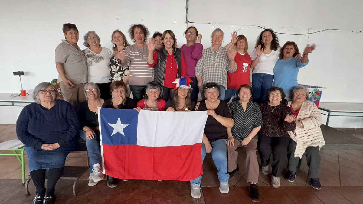 EilersJunta's tweet photo. 🇨🇱 ¡Orgullo de barrio! El Centro de Damas María Eilers Riveros celebró Fiestas Patrias y sus 10 años de historia y amistad.
Además, confirman nuevo taller textil municipal desde el 25/09 gracias al apoyo de @MunicipioValpo, @CamilaNietoH y la gestión del @Lukascaceresc5 . 👏✨ https://t.co/JSWAFy4aak
