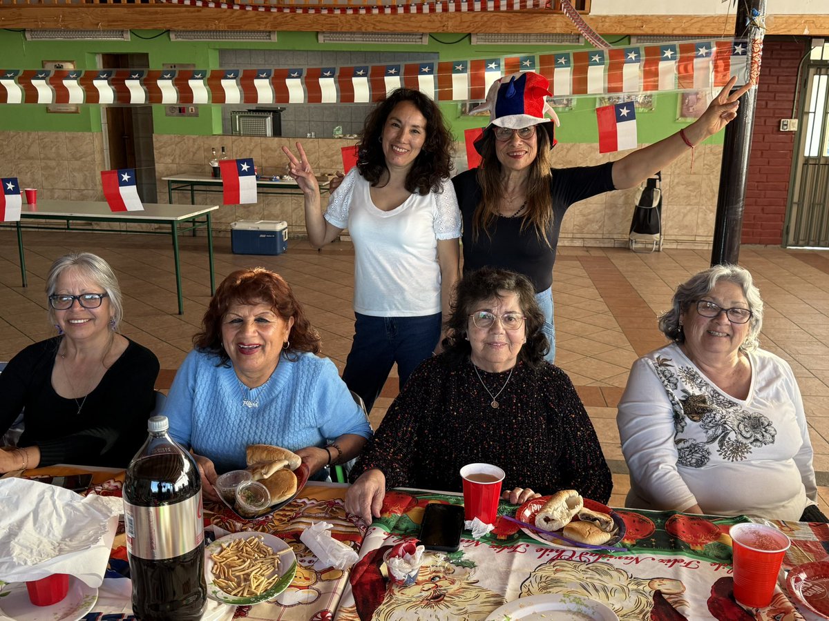 EilersJunta's tweet photo. 🇨🇱 ¡Orgullo de barrio! El Centro de Damas María Eilers Riveros celebró Fiestas Patrias y sus 10 años de historia y amistad.
Además, confirman nuevo taller textil municipal desde el 25/09 gracias al apoyo de @MunicipioValpo, @CamilaNietoH y la gestión del @Lukascaceresc5 . 👏✨ https://t.co/JSWAFy4aak