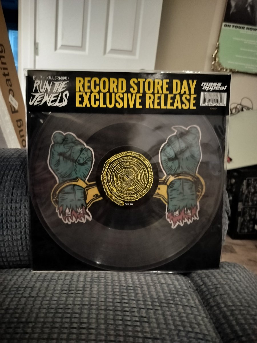 djpbe's tweet photo. Run The Jewels - Bust No Moves
2015 EP. Looks like picture vinyl but it's marbled clear vinyl.
#hiphop #rap #killermike #elp #coloredvinyl https://t.co/Go8nJ8Kzod