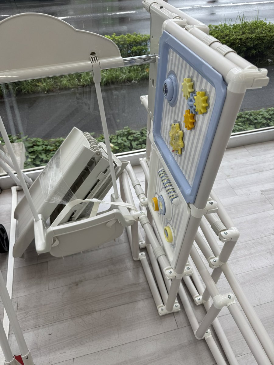 sedori_yaroo's tweet photo. セカストの片隅から子供たちの笑い声が聞こえた。

どこからだ？と声が聞こえる方に足を運んだら、こいつの声だった。

こんな雑に置かれていたが、俺には輝いてみえた（値段が）

「お前、まだやれんのか？」と聞くと「やってやんよ！」というので仕入れたら…↓ https://t.co/bkD6yA8Owg