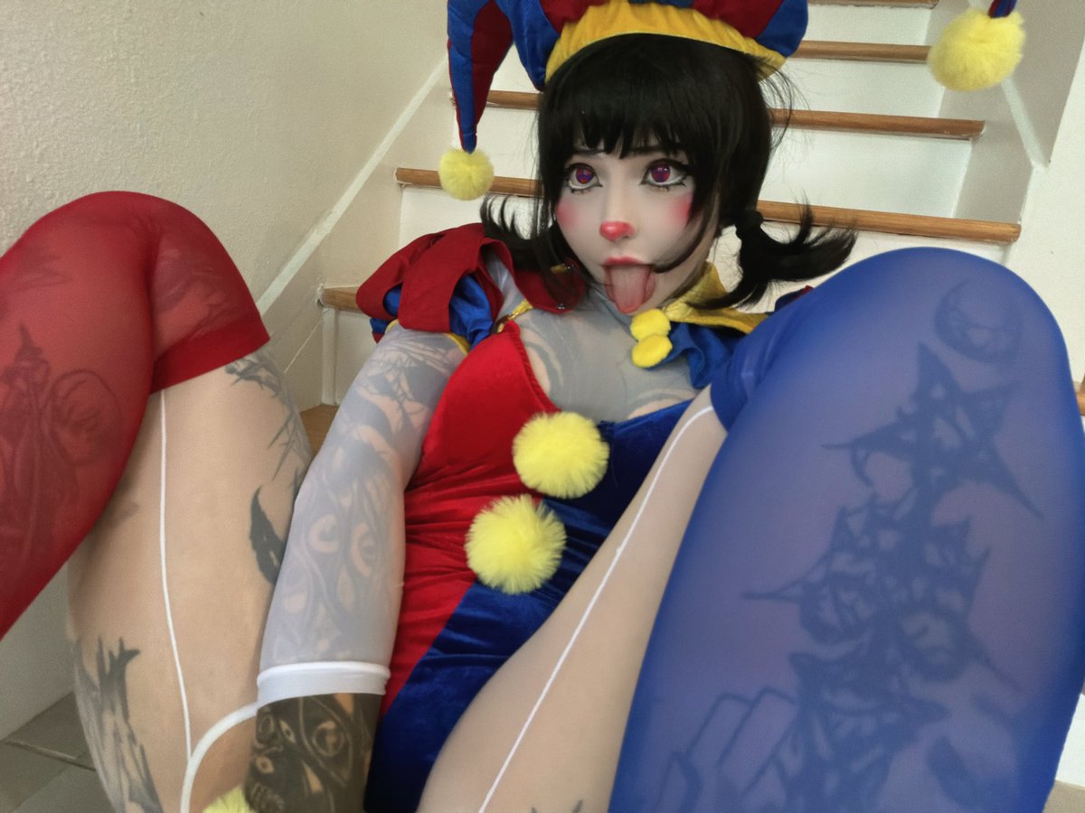 lovesceleste's tweet photo. Clown girls, yes or no? https://t.co/sufQQjIhhb