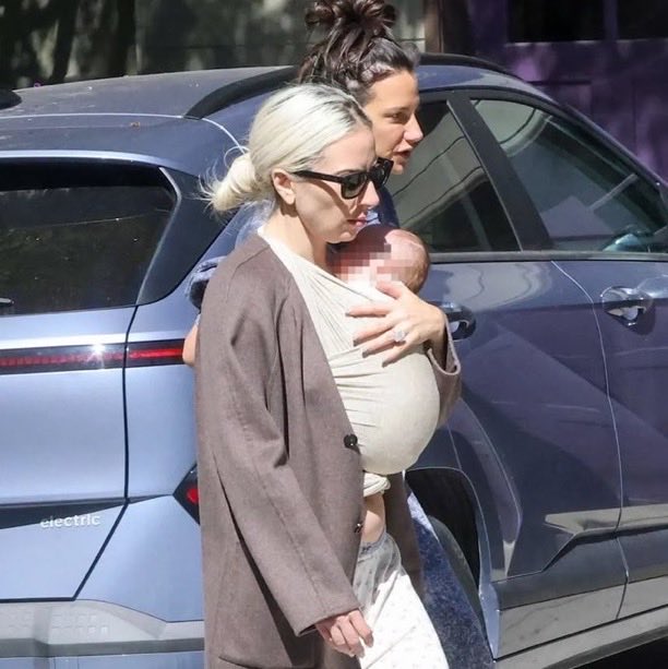 Indie5051's tweet photo. ¡LADY GAGA DESAPARECIÓ Y APARECIÓ CON UN BEBÉ YA NACIDO, GENTE! 

Lady Gaga ocultó durante 9 meses el embarazo de su primer hijo, fruto de su relación con Michael Polansky. https://t.co/VmI5igO55S