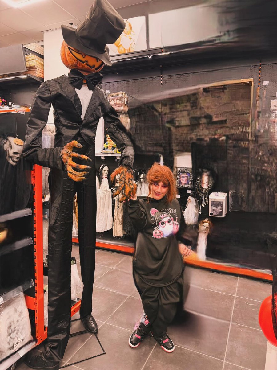 bela_arantes's tweet photo. Mr. Pumpkin takes a selfie at the store. https://t.co/wgRQGhk7UO