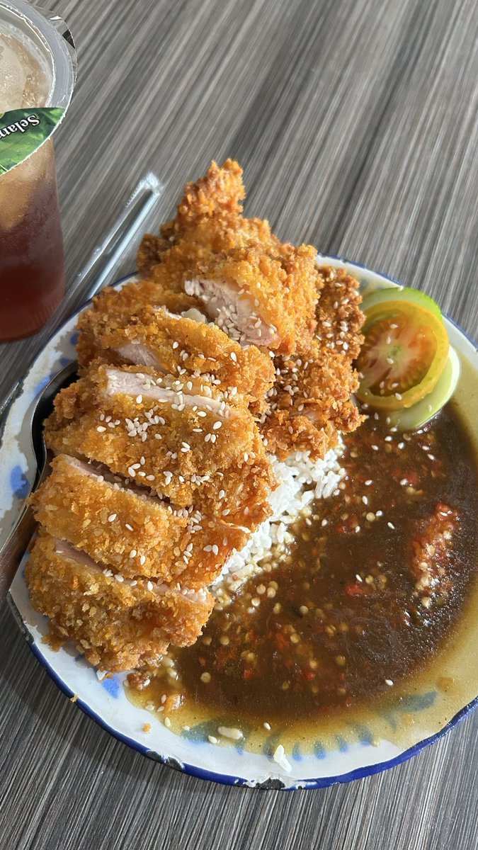 symphonyyv's tweet photo. @KulineRain baru selasa ke sini, recommend bgt sii nasi kari katsunyaa, krn suka pedes jd minta dibuat pedes🤏🏻 https://t.co/c0YmhmdT2B
