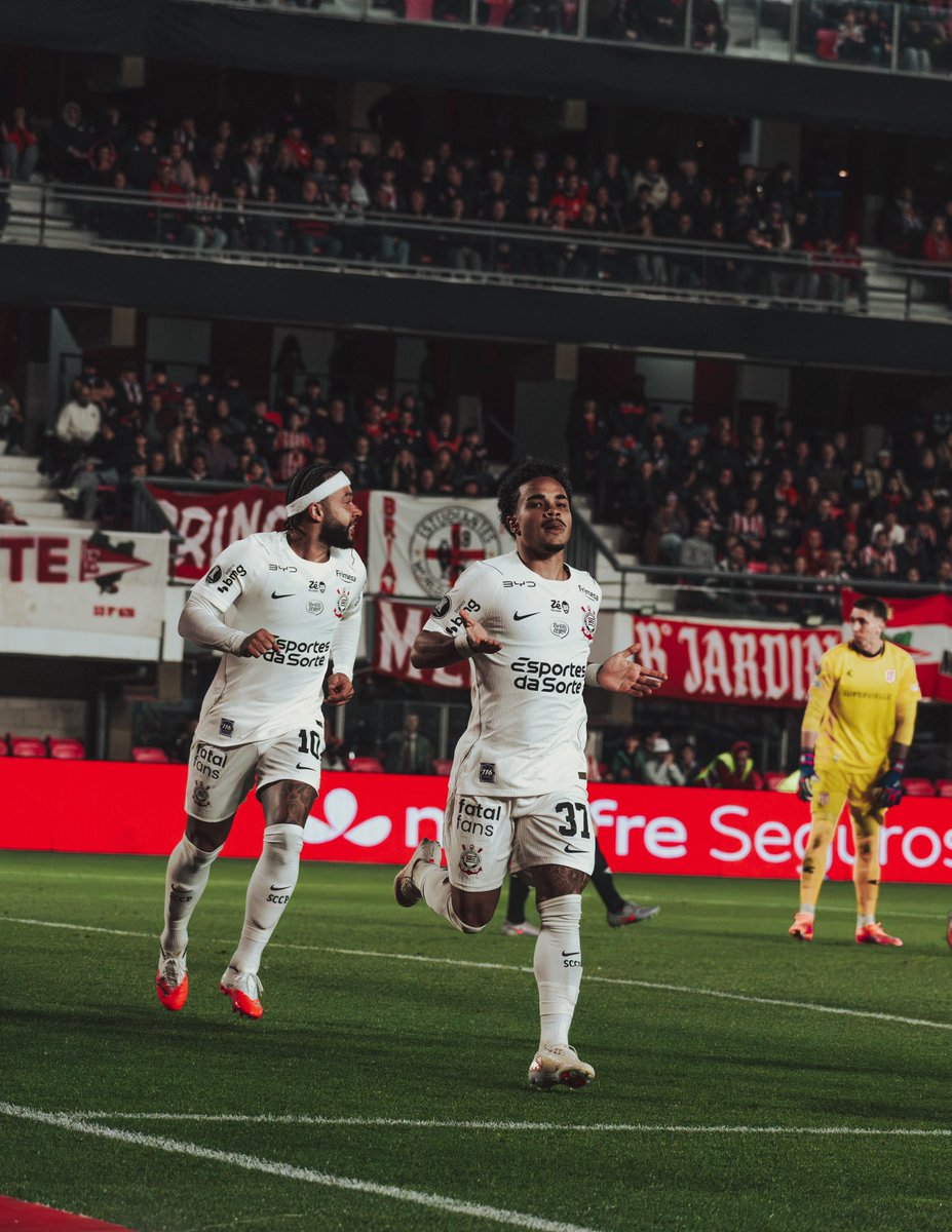 povotime1910's tweet photo. 🦅⏳ | ​O último gol que o Corinthians havia marcado fora de casa em um mata-mata de Libertadores tinha sido em 2012, quando Romarinho fez aquele belíssimo gol de cobertura contra o Boca Juniors, na final da competição.

​Hoje, no Estádio UNO, em La Plata, o tabu de 14 anos chegou ao fim: Kaio César empatou a partida contra o Estudiantes após receber um passe impecável de Rodrigo Garro.

📸 | Davi Bittencourt/Time do Povo