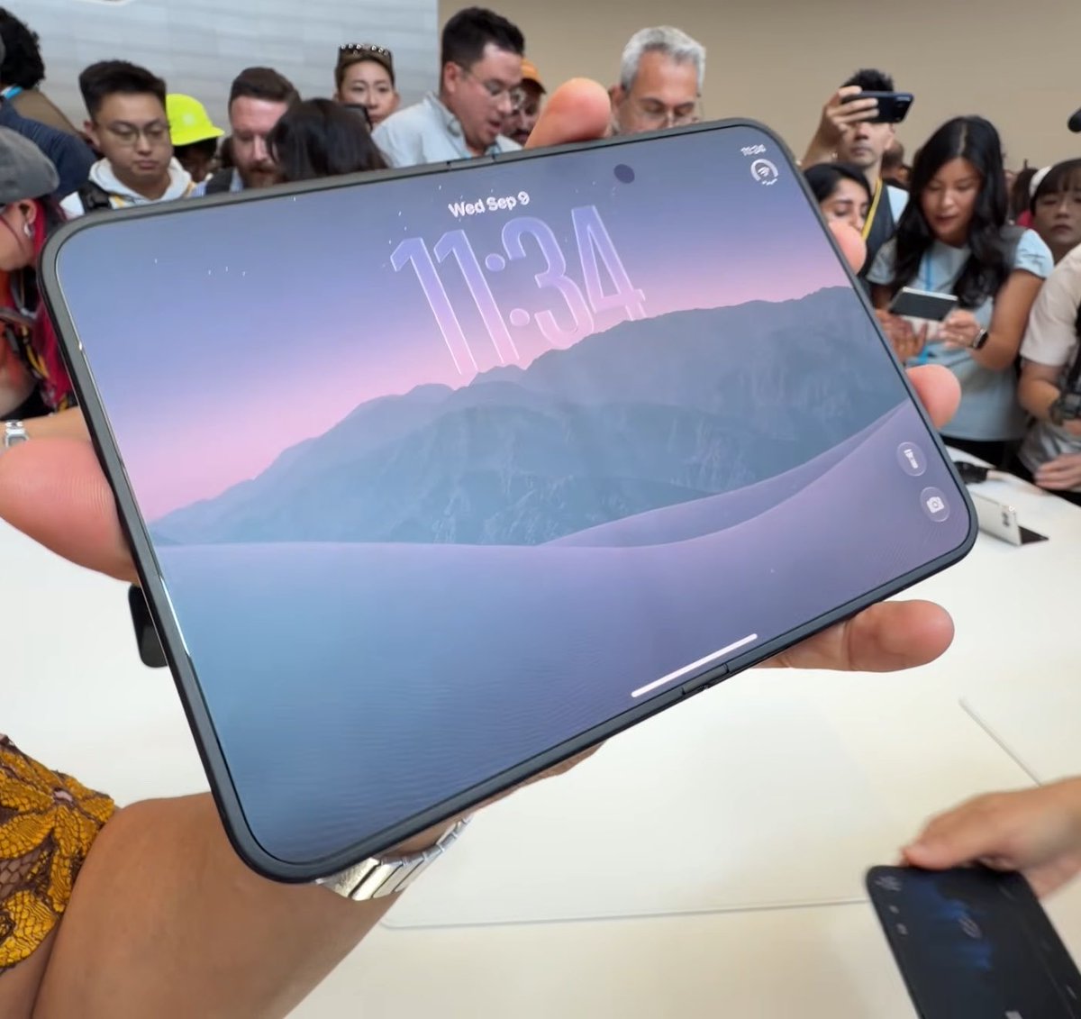 techplustaste's tweet photo. I've seen multiple people calling the Duo "creaseless". It not. There is a crease ( physics ), but its very smartly masked by the engineering itself and the nano texture ( matte ) coating on the display. It's definitely there though. #appleevent https://t.co/48u5CJ8K2k