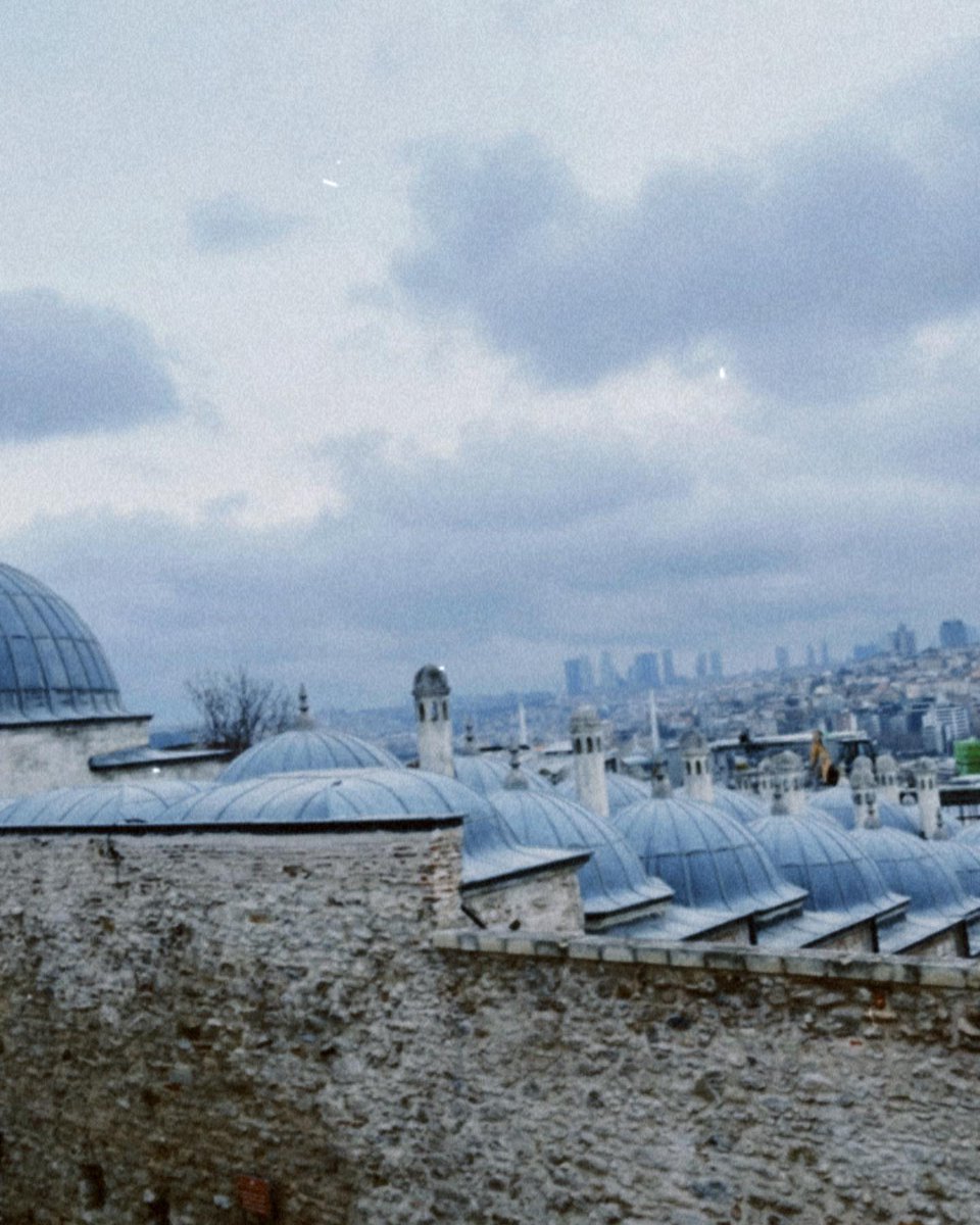 VinVinnicius's tweet photo. One of my favorite places in Istanbul is the Süleymaniye Mosque. Met some Russian girls and got one decent photo for the collection. How’s the outfit? https://t.co/oiO6n8LGMp