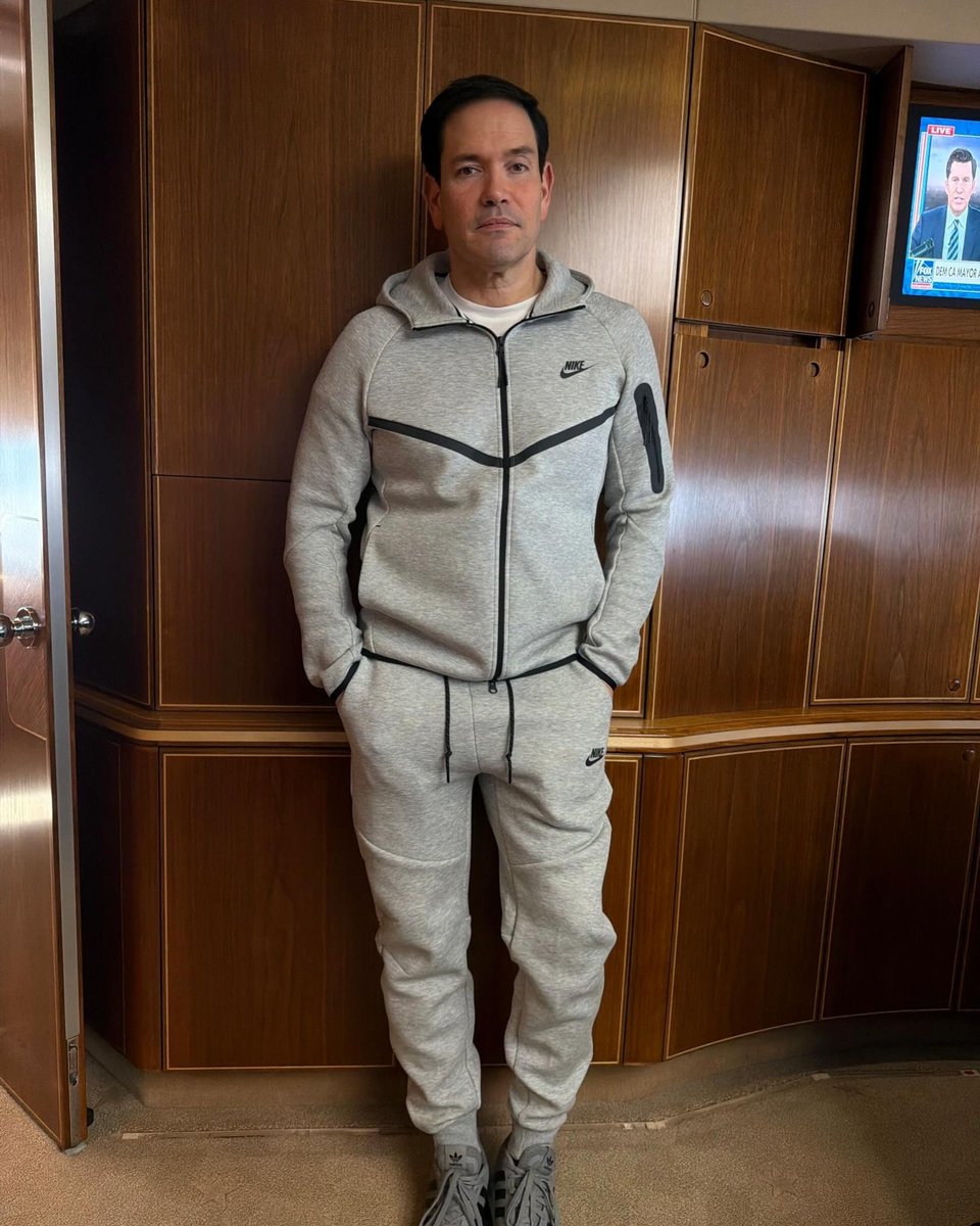 FC_OSANJINHOS's tweet photo. Marco Rubio wore the same gray Nike tracksuit Nicolás Maduro wore during his capture, mocking the former Venezuelan leader. The outfit came as Maduro faces U. S. drug trafficking charges and Trump suggested Venezuela become the 51st state. https://t.co/k8KReBjw2w