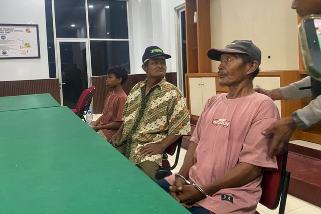 LambeSahamjja's tweet photo. menhut menetapkan dua kakek jadi tersangka karhutla di jambi:
- inisialnya mtn (63) dan ak (65)
- saat pemadaman, tim melihat kepulan asap dari lokasi lain yang tidak jauh
- unit security perusahaan bersama personel keamanan dan bko tni mengecek ke sana
- di lokasi itu dua orang diamankan
- barang bukti yang ditemukan: korek api gas, potongan kayu bekas terbakar, parang, gergaji
yang diperiksa: pelaksanaan tanggung jawab