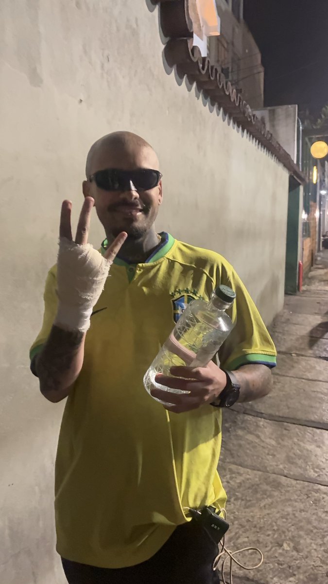allestynb's tweet photo. aquela amiga que tá turistando o rio de janeiro e encontra o mano que perdeu o dedo pulando a grade do rock in rio e o dedo dele em conserva https://t.co/Q3KfR2UTGS