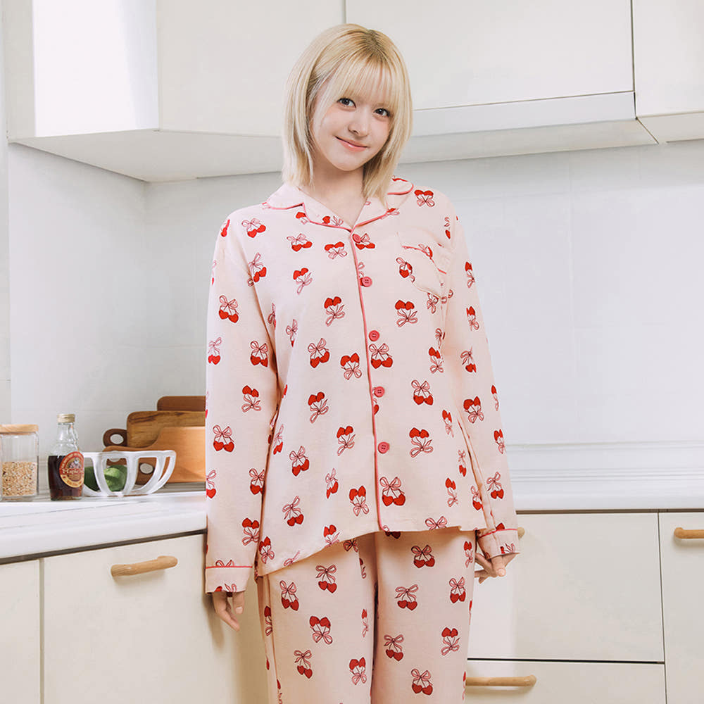 nmixxpics_'s tweet photo. LILY FOR DOSSY PAJAMAS https://t.co/8m4A3VnHQM