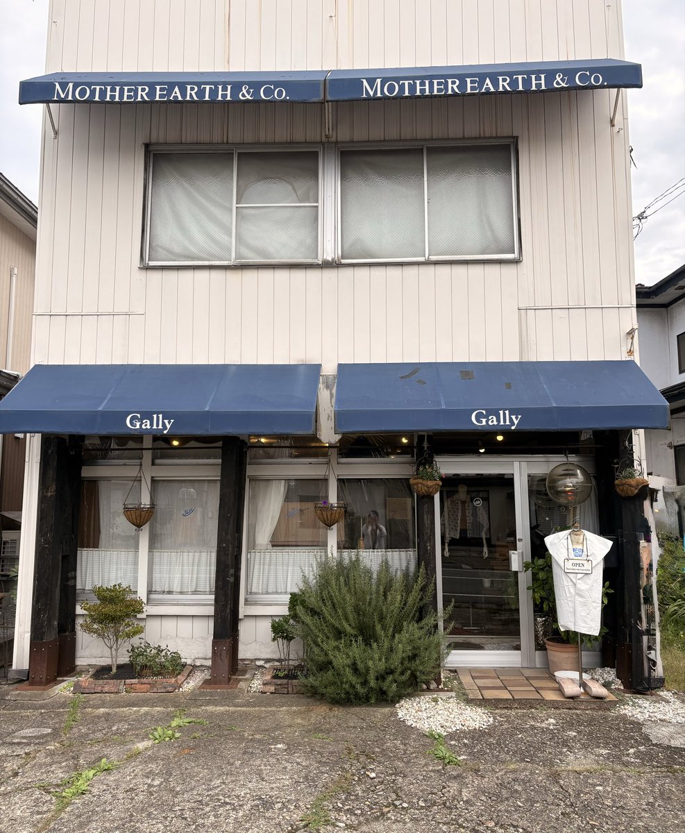 GlanerUn's tweet photo. 本店へお引っ越ししました🏠✨
お洋服だけではなく、バッグやアクセサリー、ファー小物などアイテムもたくさん。
メンズアイテムも揃う店内は、アンティーク家具や植物が調和した、どこか懐かしく落ち着いた空間です。
「今日は何に出会えるかな？」
そんな気持ちで、ぜひお気軽にお立ち寄りください😊 https://t.co/pCoy6HZCBk