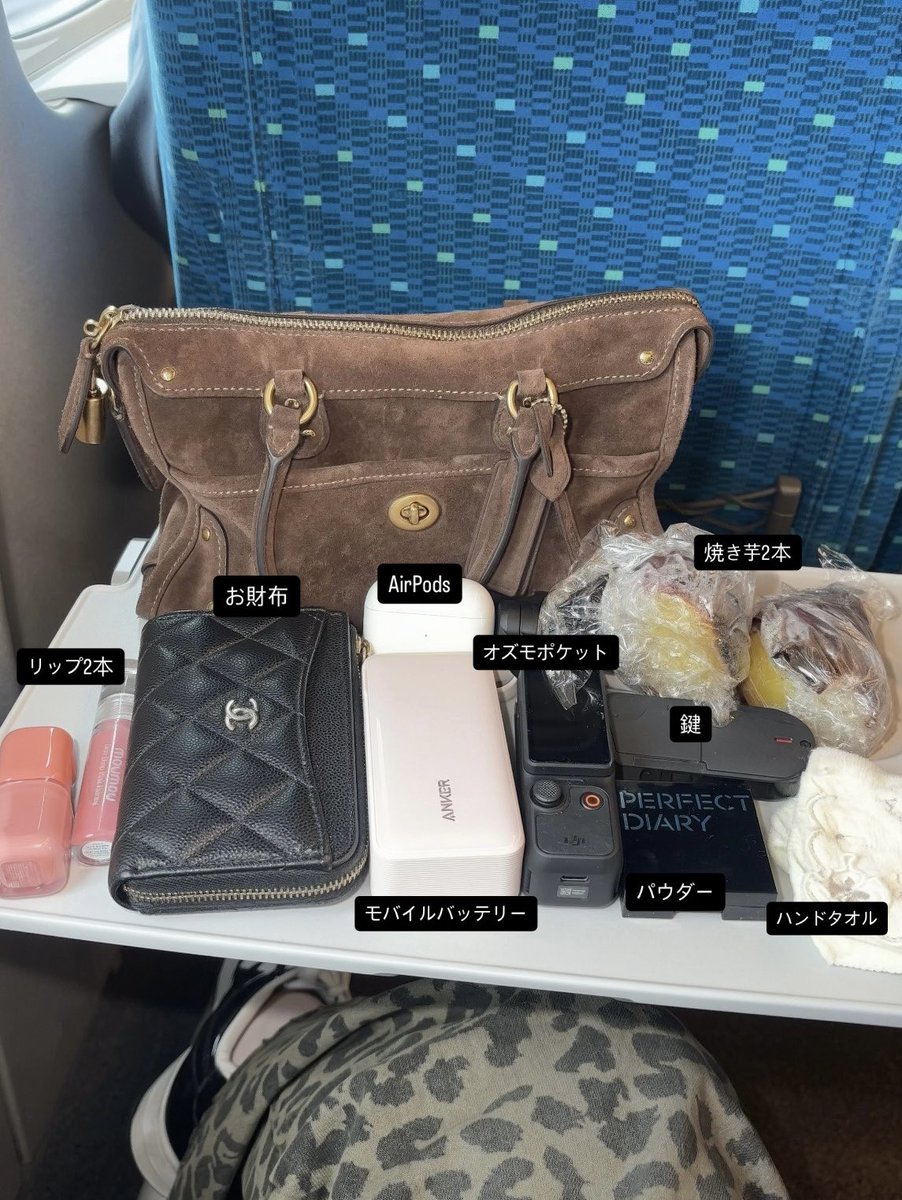 n_0530_'s tweet photo. coachのライダーサッチェルバッグ、結構小さめなのにこんなに荷物入るのバグってる…❗️デカめの焼き芋も入る❗️ https://t.co/7AfzEoAE3W
