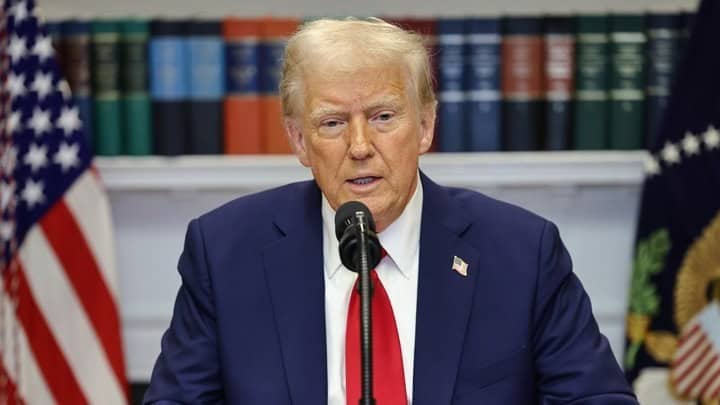 greekcitytimes's tweet photo. Trump Pledges $5,000 to Each American If Republicans Win Congress

Donald Trump promises a $5,000 dividend for every adult American if Republicans retain control of both chambers of Congress.
https://t.co/x5vfHxq5Ht https://t.co/RVnUZBHbVP