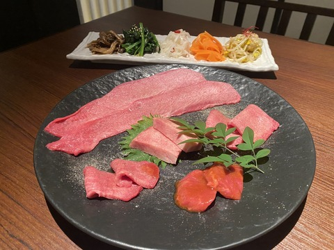meqqe_official's tweet photo. 今日は「牛タンの日」🥢🍚
それにちなんで、牛タン好きにはたまらないこだわりのお店をご紹介します💁‍♀️✨

【本町肉倶楽部 tongue be（たんべえ）】
https://t.co/nUrGYgKU68
堺筋本町駅近くに位置する、極上の牛タン料理を満喫できる専門店です。
名物の厚切り牛タンは、丁寧に仕込まれた柔らかさと噛むほどにあふれるジューシーな旨味がたまらない逸品🤤
噛むほどにあふれる上質な脂と歯ごたえは、一度食べたら病みつきになること間違いなし🎶

自分へのご褒美ディナーや、お肉好きなお友達との食事にオススメ✨✨

#牛タンの日 #牛タン #tonguebe #たんべえ