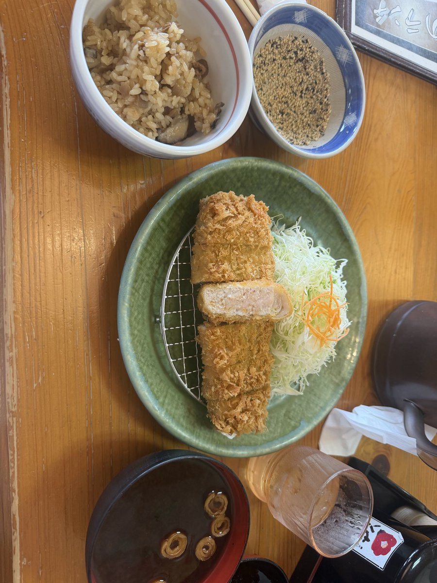 Freya_r_20183's tweet photo. というわけで特醸ロースかつ180gの定食 https://t.co/NvHAkzbet4