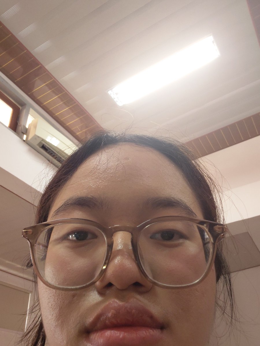 nadyadhana's tweet photo. muka gw setelah presentasi sintesis gw yang gw ketik setengah sadar karena muntah mens dan masuk angin di jam 1 pagi sambil nemenin org nonton barca https://t.co/31b16pMhhV