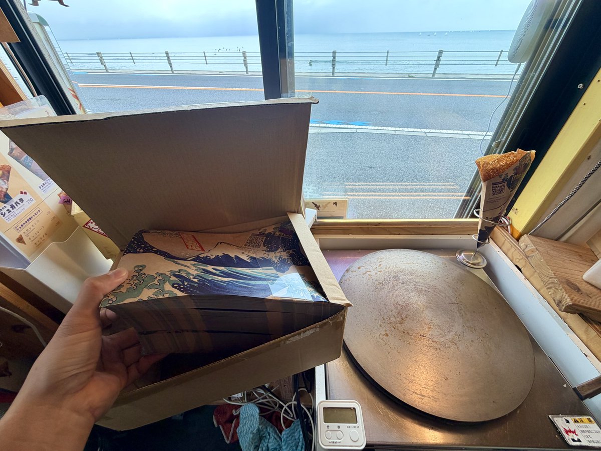 oimo_sempai's tweet photo. とうとう来ました
15000枚のクレープの紙
誰が折る？ https://t.co/nlInwfPpWF