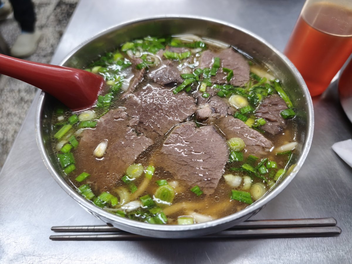 moonlight_1125's tweet photo. 劉山東牛肉麺で牛肉麵、日本人ばかりだ。ローカルの人はどこに行くのかな。 https://t.co/XdLxq5l29F
