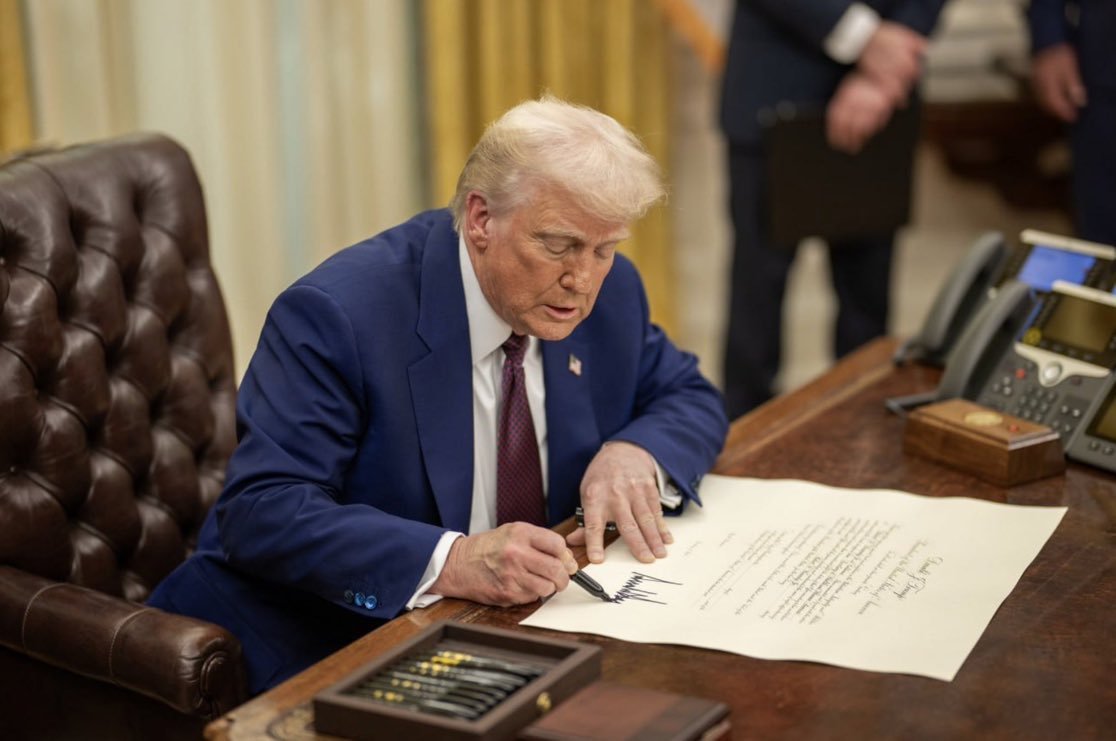 Dan_scav1's tweet photo. President Trump signed Executive Order 14224, "Designating English as the Official Language of The United States"

Do you agree with that executive order?

A. YES
B. NO https://t.co/4V2WWxfEYf