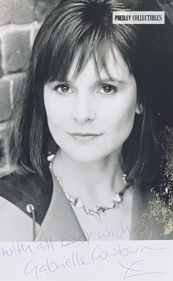 PresleyCollect's tweet photo. Gabrielle Cowburn — 1998 signed photo + handwritten note set ✍️
5.5"×3.5" B&W promo, blue ink, dated 25 Mar 1998. She wrote of returning to college for an MA in Philosophy
👉 https://t.co/lKRnsP5xaA
#GabrielleCowburn #CoronationStreet #Autograph #TVMemorabilia #SignedCollectibles https://t.co/9POQjOd40W