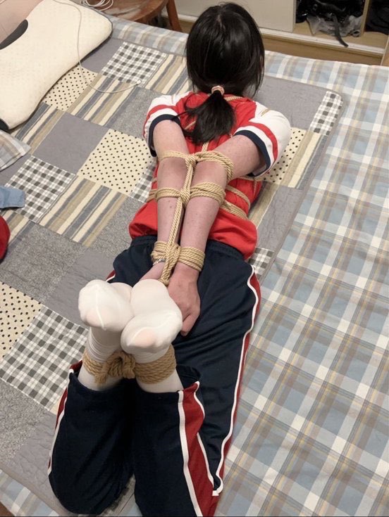 cldrmncncn1's tweet photo. 现在的孩子都玩这种了嘛？？手机里发现这种照片还有救嘛？是不是已经彻底学坏了啊  #母女 https://t.co/Fdmku2pWtk