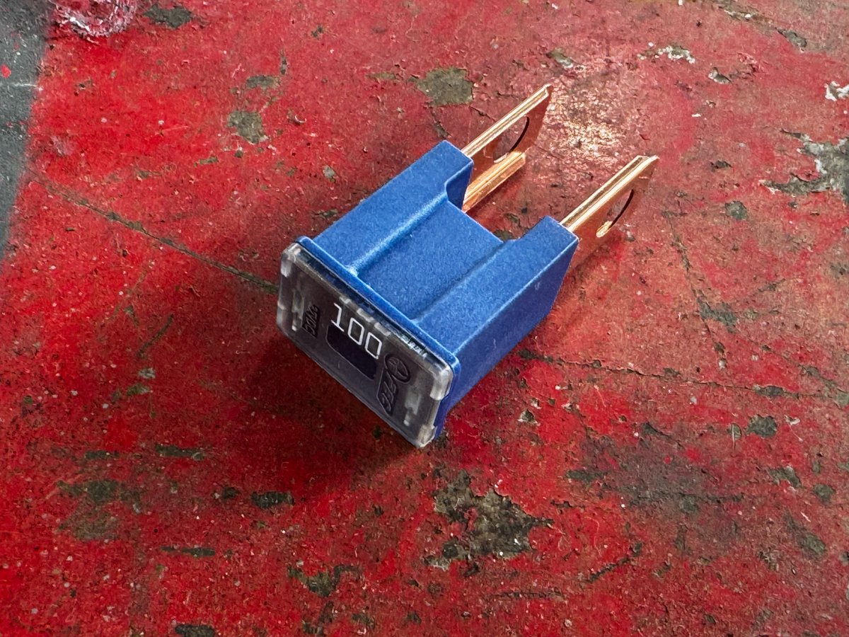 denkuma12's tweet photo. ヒューズ交換するだけなんだけど100Aくらいのヒューズだとネジどめでヒューズボックス分解しないと外れないので地味に手間が https://t.co/lG4WVodIRX