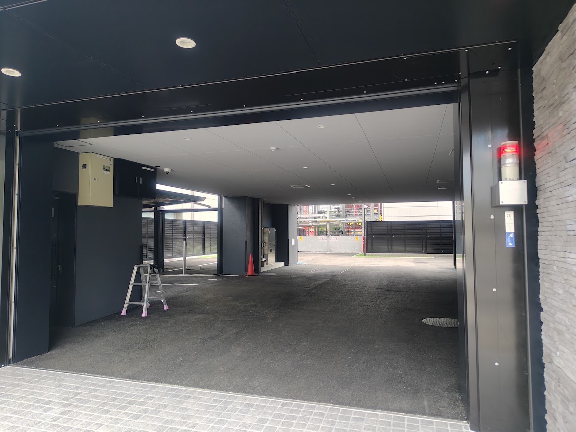 nagoyathematch's tweet photo. 名古屋新築マンション探訪シリーズ 名東区 一社駅すぐ 【ローレルコート一社駅前】https://t.co/DIfvY6YRnF
近鉄不動産 定点観測 
14階建て 44戸  
HP上では第2期販売が10月→12月→2月下旬→6月下旬→9月下旬予定となっている模様です。

初心者転売ヤーでも手を出しやすい駅近3900万代の1LDKから50㎡・60㎡の2LDK、更に2億超えの部屋まで共存タイプのマンション。

灯りがつき始めました。早い人は今月から入居も始まる
みたいですね。

高い部屋の住民より安い部屋の賃貸の人の方が我が物顔で羽振りを利かせる事も多々ありますが、ここは所謂実需の人は何割位いるんでしょうね。

◯第2期販売予告 5戸　
3,900万円台～20,900万円台 
1LDK～3LDK　36.45㎡〜120.93㎡

学区／名東小学校・神丘中学校