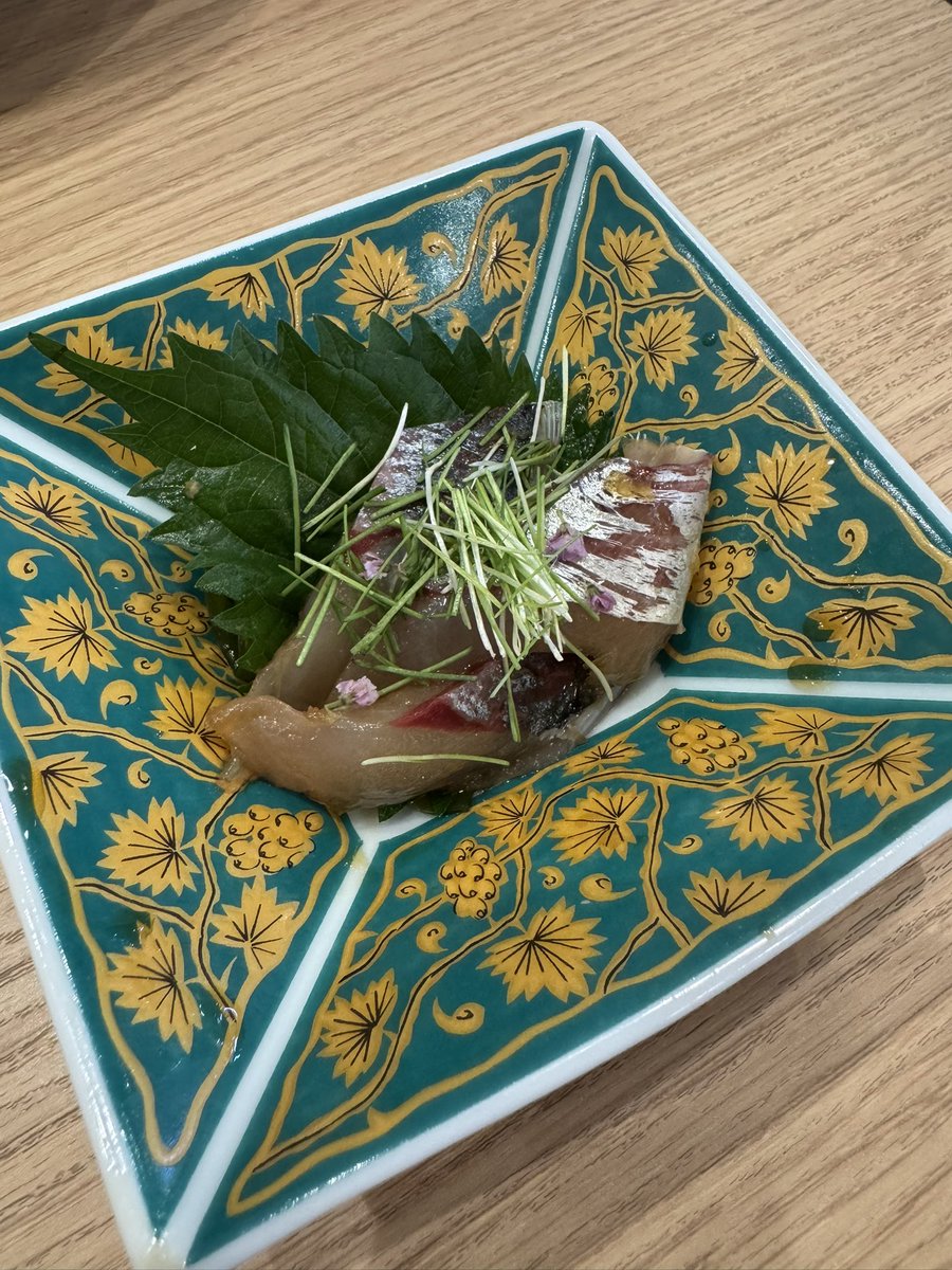 MrMyueva's tweet photo. うお一番で初めての飲食へ🏃‍♂️

食べ過ぎて腹パンwww

練り歩き目的で早朝並びで隣の方とお話ししたらご縁が出来たのでそのまま2人で食事へ！

感動と体験をこれでもかと味わえたし、
動画で見てたかねこさんにも会えて大満足💮

#うお一番
#きまぐれクック https://t.co/6EZhlDkslH