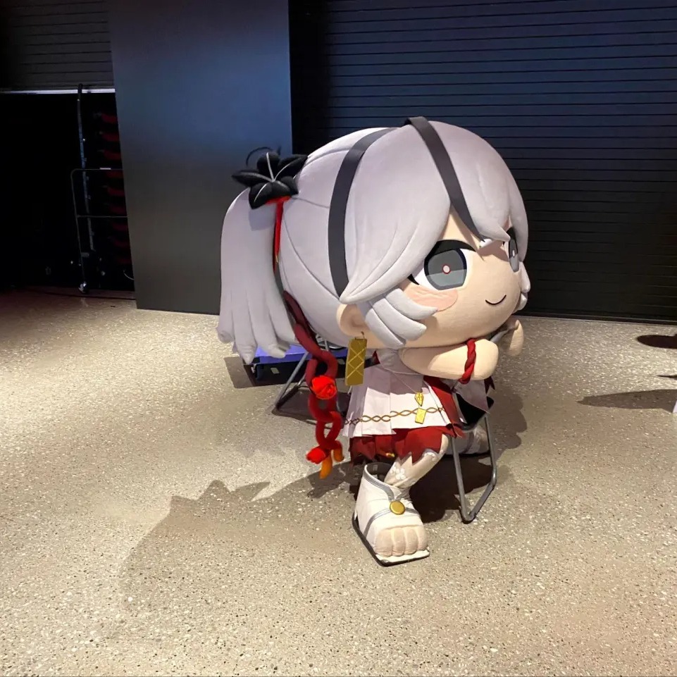 denfaminicogame's tweet photo. 『鳴潮』自由すぎる着ぐるみたちのコンサート舞台裏の模様をお届けします

前日リハに潜入すると、着ぐるみたちは本番に向けて真剣に準備中。ただし着ぐるみツバキは、勝手に移動したり、椅子でロデオをしたりとやりたい放題。「他の着ぐるみはOKだけど貴方だけ居残りね」と言われ、地団駄を踏んでいた