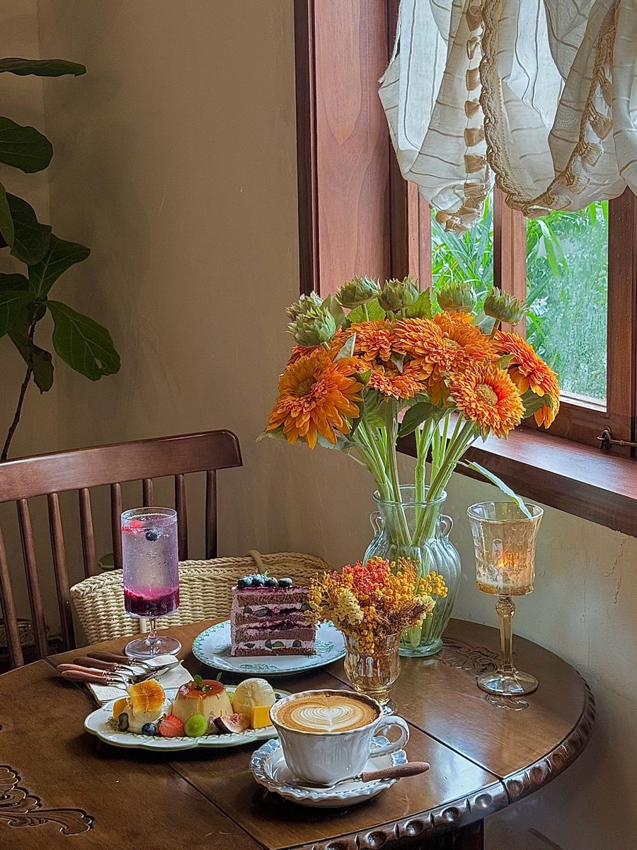 RoseannePhdk's tweet photo. Acabo de arreglar la mesa con flores silvestres y un café caliente, la pequea alegría de la maana!， https://t.co/FV9HP1mG1k