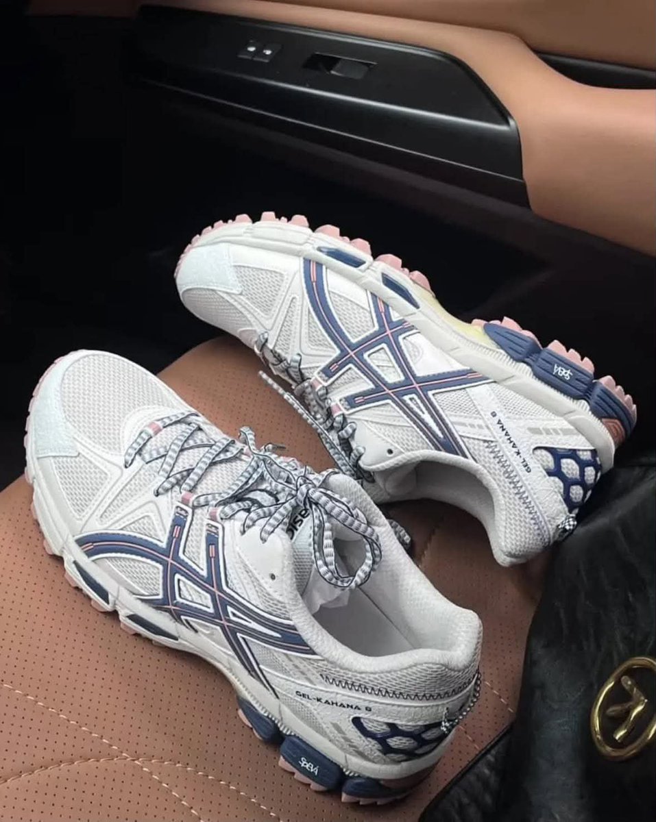 ririlinkxs's tweet photo. POV: Hindi pwedeng basta sneakers lang—dapat bagay sa leggings, jeans, cargos AND skirt. 😭🤍 https://t.co/SMekEcpLrY